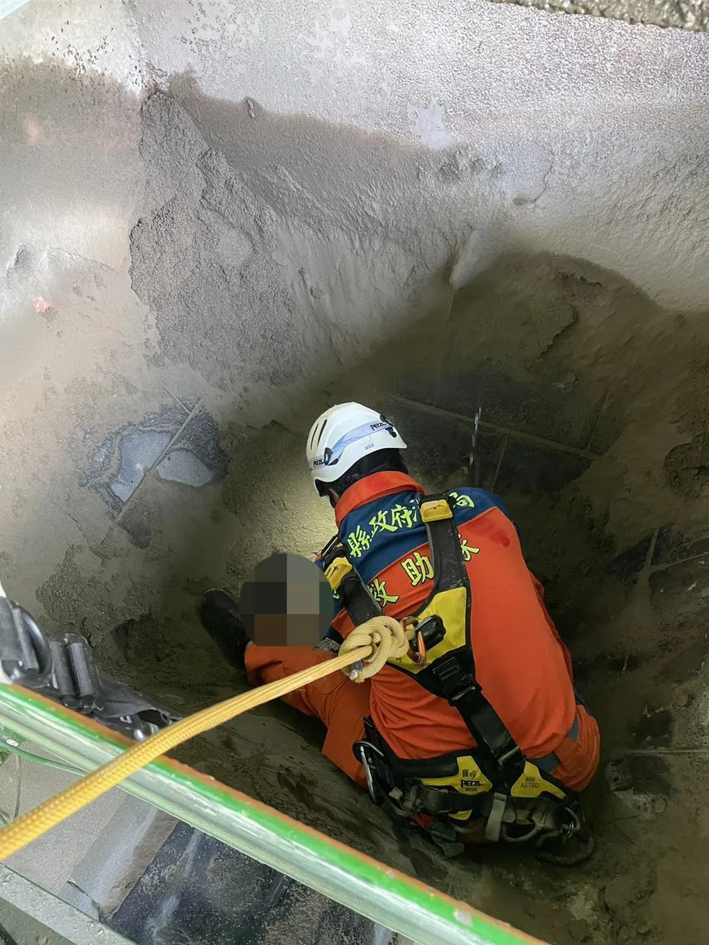 砂石混凝土場24歲越籍移工作業時墜落約2公尺深混凝土坑，救出送醫仍不治。（圖／讀者提供）