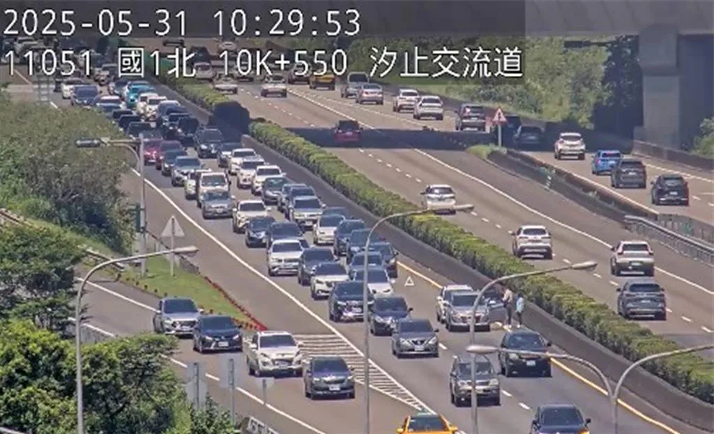 10時29分國1北向11.1公里處發生2輛小客車追撞事故，造成車流回堵2至3公里。（圖/高公局提供）