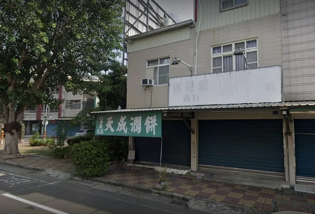 天成潤餅官方臉書31日突然無預警宣布「正式熄燈」，並PO出第一代天成阿公於2002年在橋頭舊市場擦春捲皮老照片。（圖／翻攝自GOOGLE MAP）