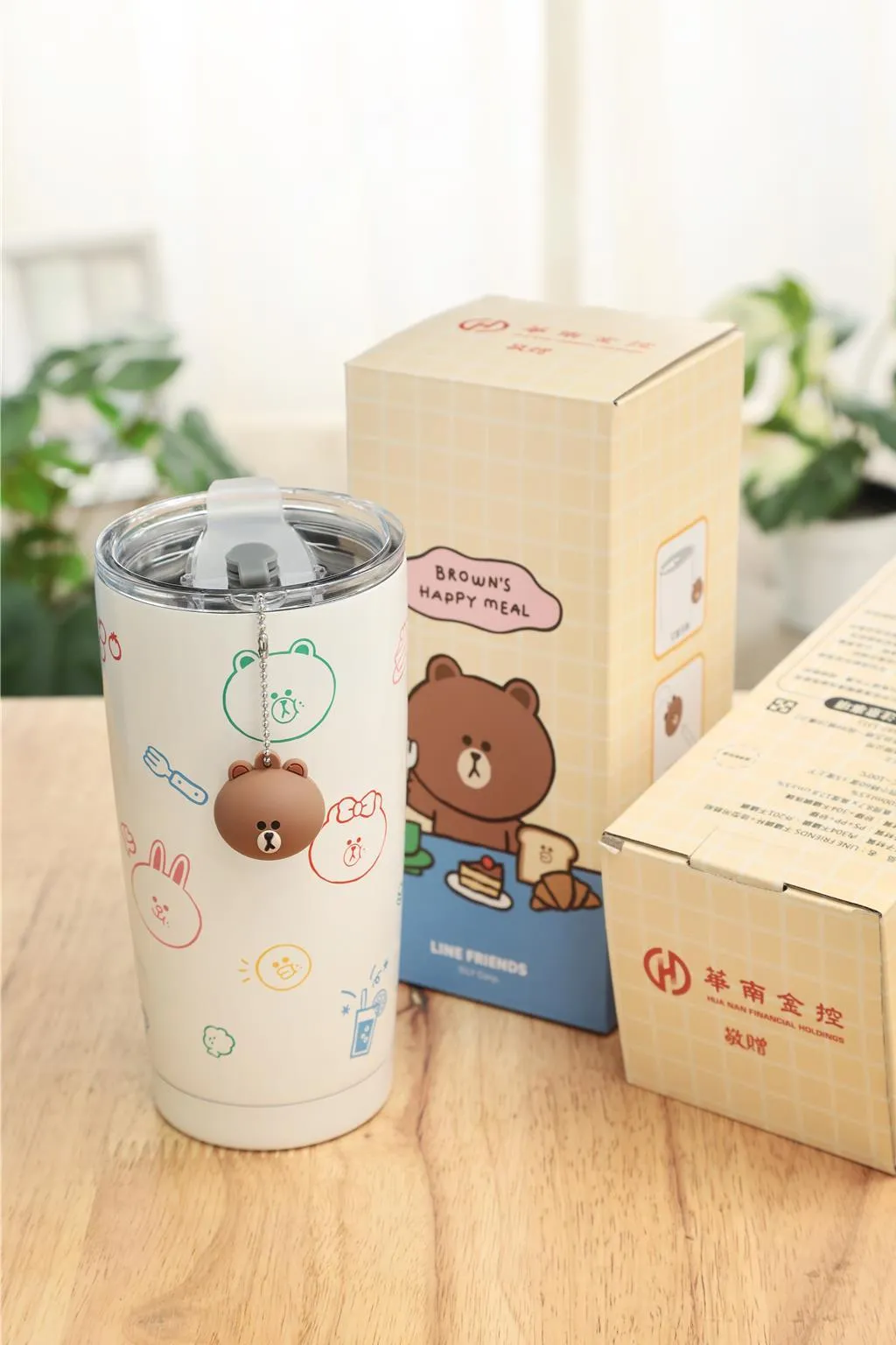 今年華南金股東會紀念品為「LINE FRIENDS不鏽鋼杯＋造型吊飾組」。（ 圖／華南金控提供）