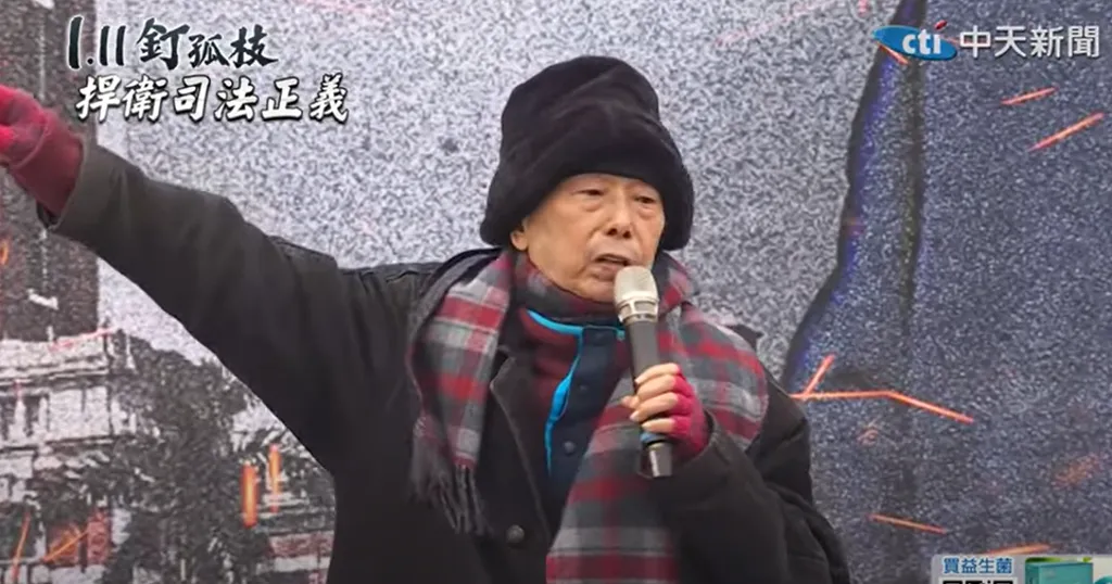 林正杰在今年1月11日曾現身民眾黨「釘孤支」集會活動。（圖／中天新聞）