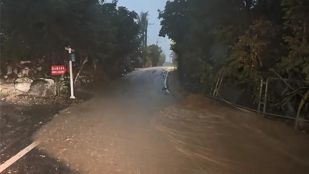 太麻里地區入夜後降下劇烈豪雨，造成多處道路積水及土石流災情，太麻里大王部落為確保居民安全，緊急啟動預防性撤離。（圖/報系資料照）