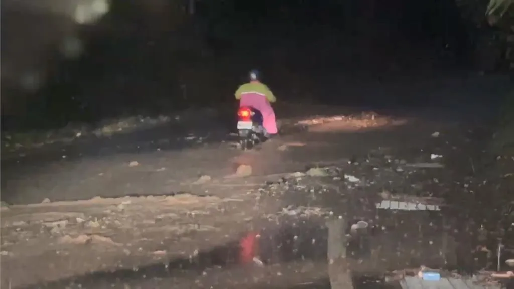 太麻里今日降下的雷陣雨不僅急又猛，更導致山區未清淤的土石被沖刷而下。（圖/報系資料照）