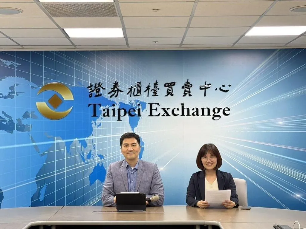 亨泰光4日宣布與德國蔡司集團簽署股份轉換契約。左起為亨泰光總經理吳怡璁、財務長葉珠吟。（圖／亨泰光提供）