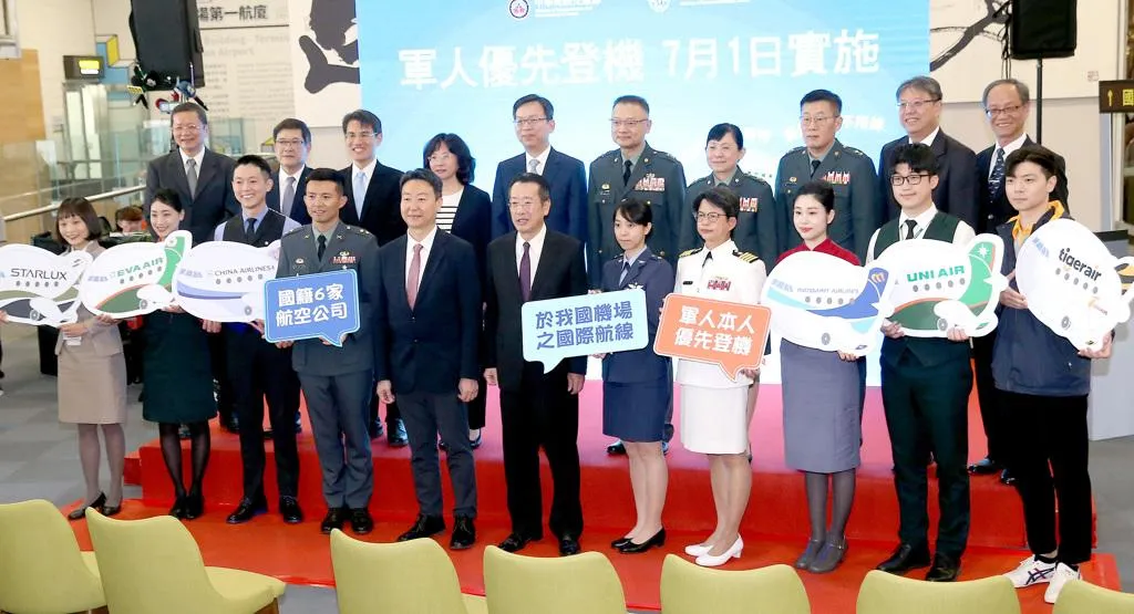 國防部長顧立雄（前排中）及交通部長陳世凱（前排左五）6日召開記者會宣布，7月起國軍只要搭乘國航，出示軍人身分證即享有「優先登機」的禮遇服務。（圖／中時范揚光攝）