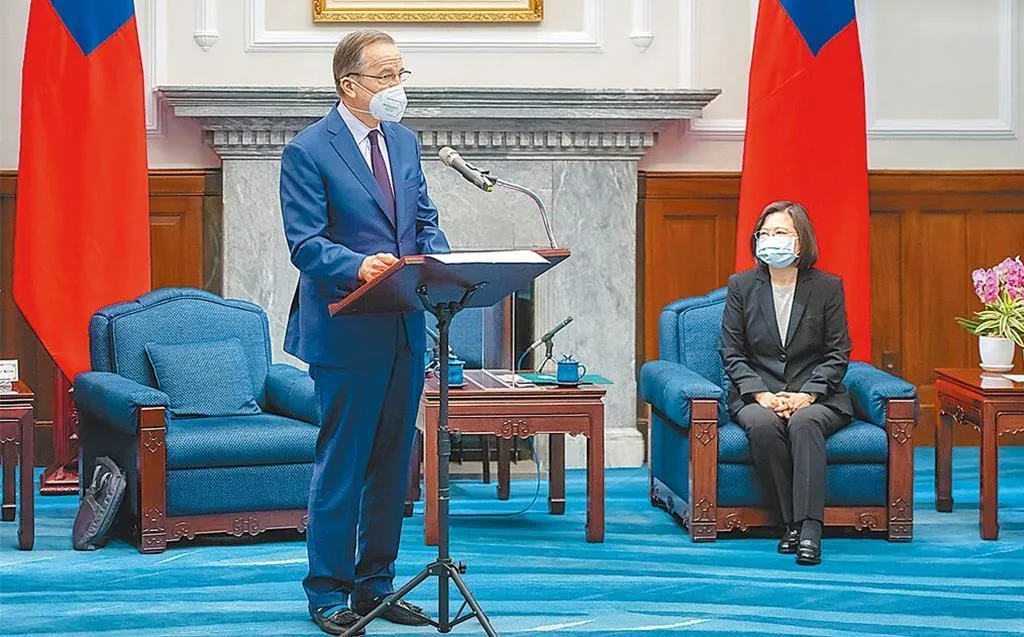 前總統蔡英文（右）2022年3月接見穆倫（左）所率領的跨黨派資深代表團。（圖／總統府提供）