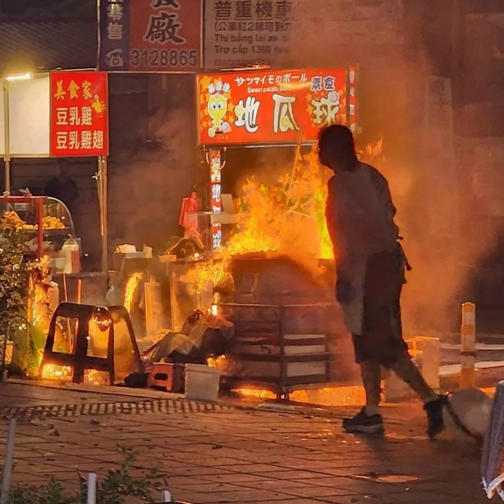 有目擊者拍到火災發生的畫面。（圖／翻攝自Facebook@●【爆料公社】●）