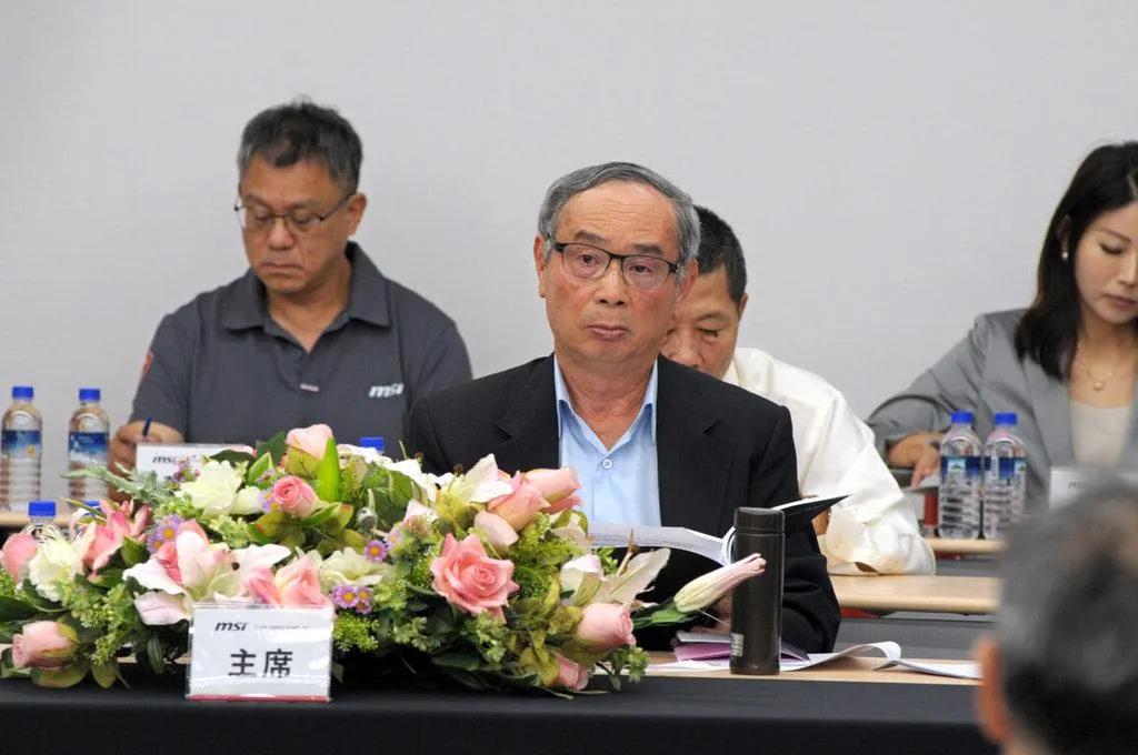 微星10日召開股東會，董事長徐祥（中）表示，受惠AI伺服器、電競旺季挹注，加上歐美市場進入旺季，下半年營業額比上半年樂觀。（圖／微星提供）