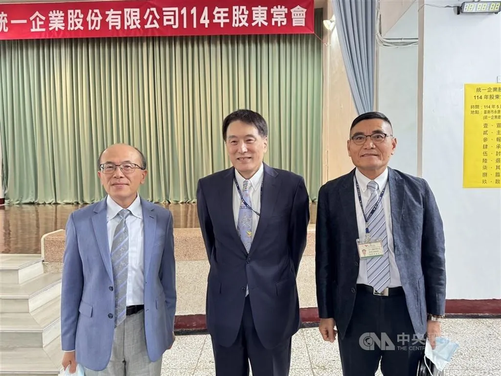 統一企業10日公告，總經理黃釗凱和李清田因任期屆滿，改由統一超協理郭慶峰升任，引發市場關注。（資料圖，左起為黃釗凱、統一企業董事長羅智先、李清田／中央社）