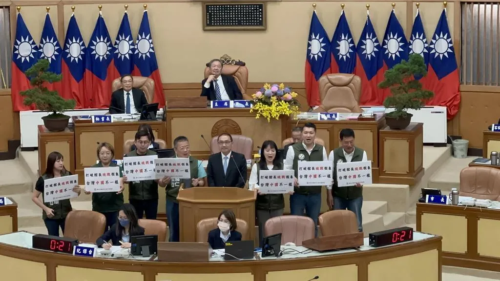館長諸多言行引發綠營不滿，11日新北市議會總質詢，多位民進黨議員詢問新北市長侯友宜是否認同或支持館長言行，侯淡回：應該回歸市政。（圖／中時高鈞麟攝）