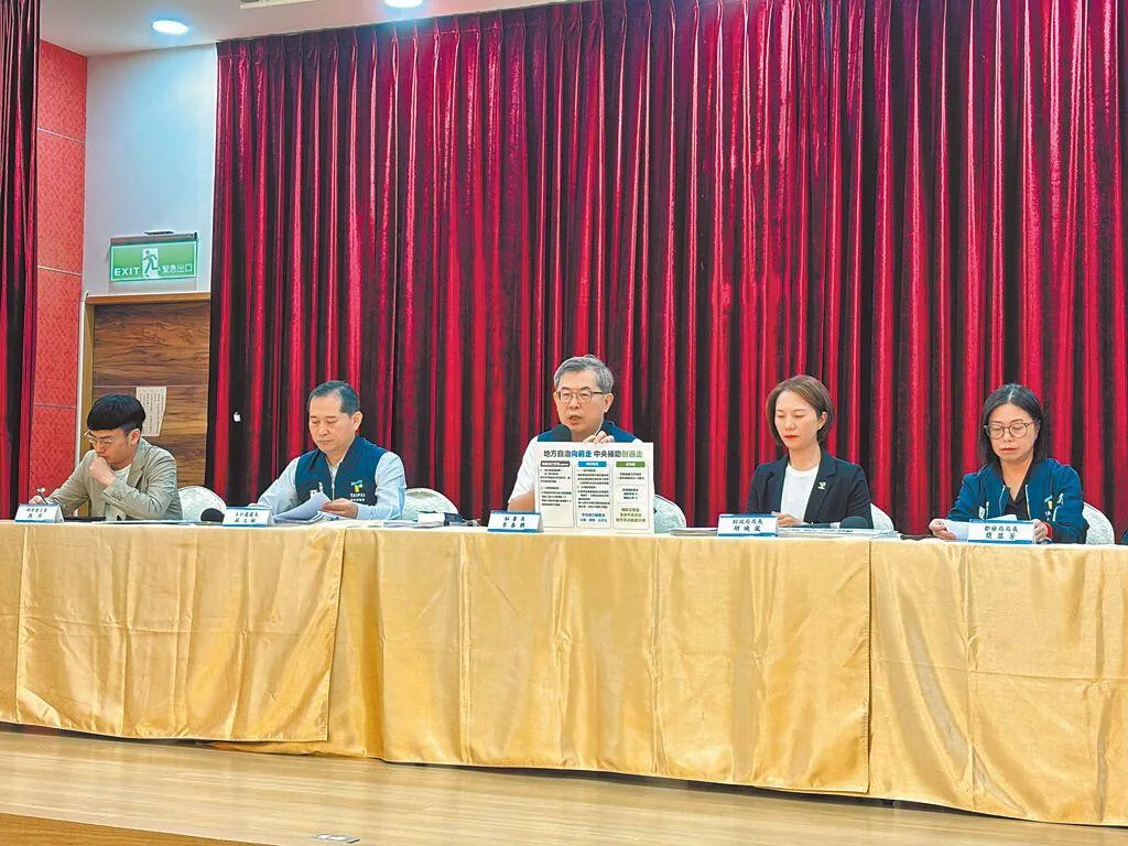 台北市政府12日舉行記者會，抨擊中央砍補助款、修補助款辦法愈修愈黑箱，痛批「中央政府在亂搞，地方政府被搞亂。」（圖／中國時報提供）