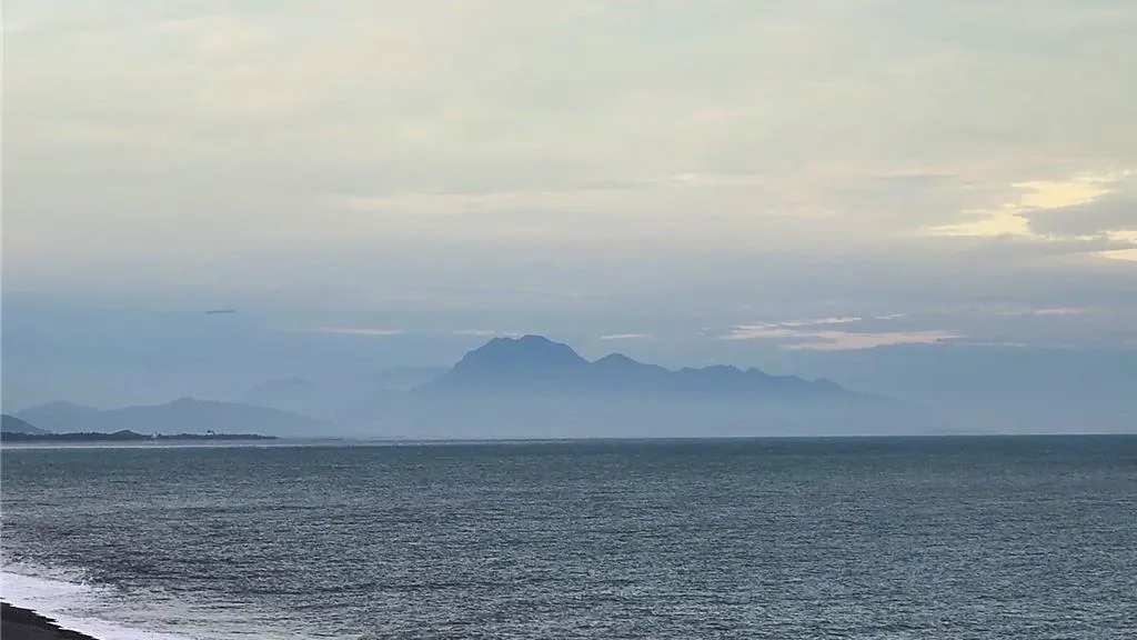 台東都蘭山矗立在雲海之上，彷彿海上仙山。（圖／中時新聞網）