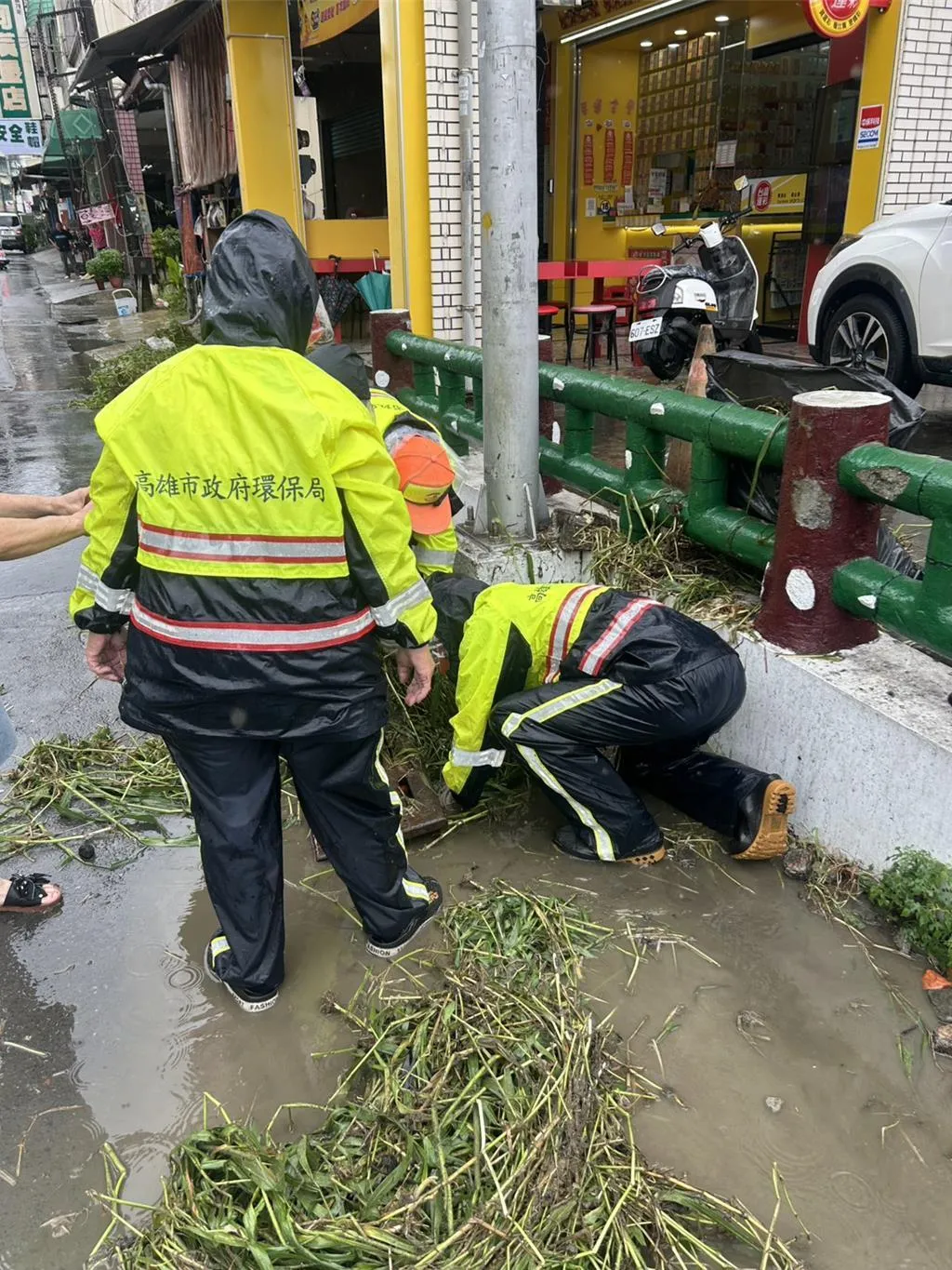 清出600公斤雜草。（圖／環保局提供）