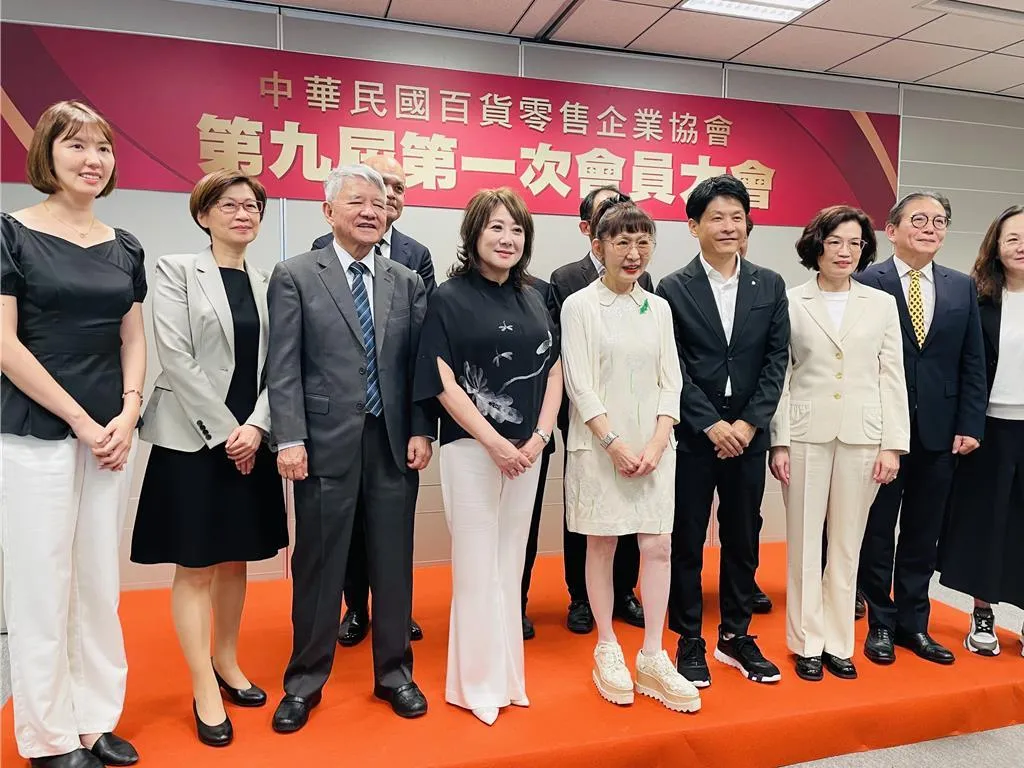 百協理事長徐雪芳交棒給黃晴雯。（圖／工商時報李麗滿攝）