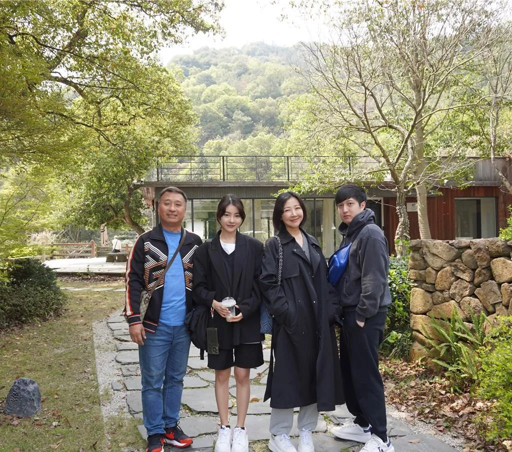 韓菲（左二）跟爸媽、哥哥一同家庭旅遊。（圖／韓菲提供）