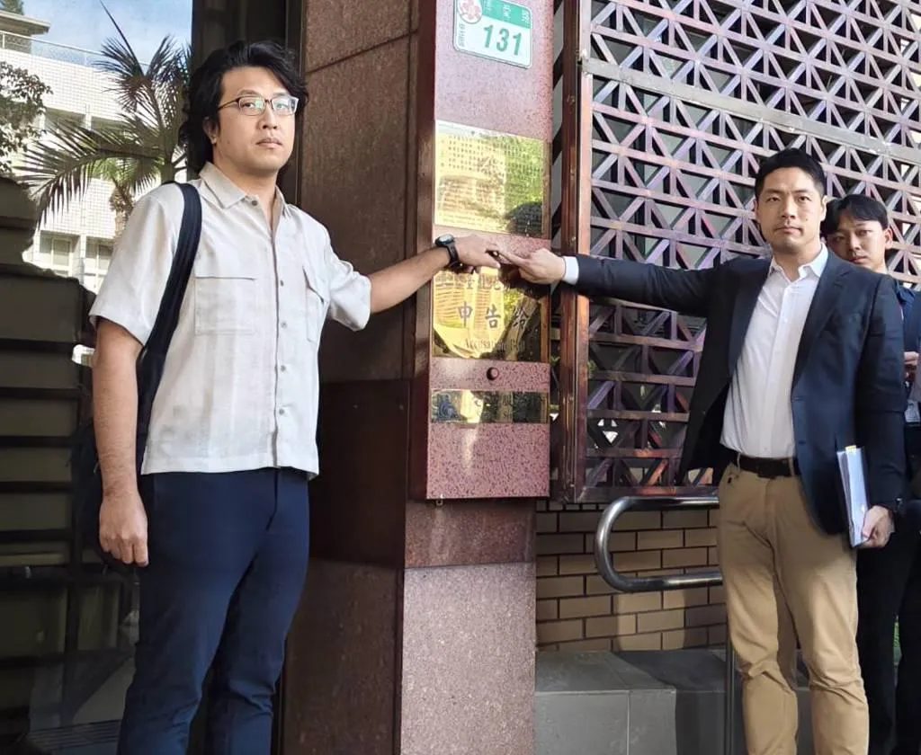 民進黨立委沈伯洋（左）代父提告。（圖／中時陳志賢攝）