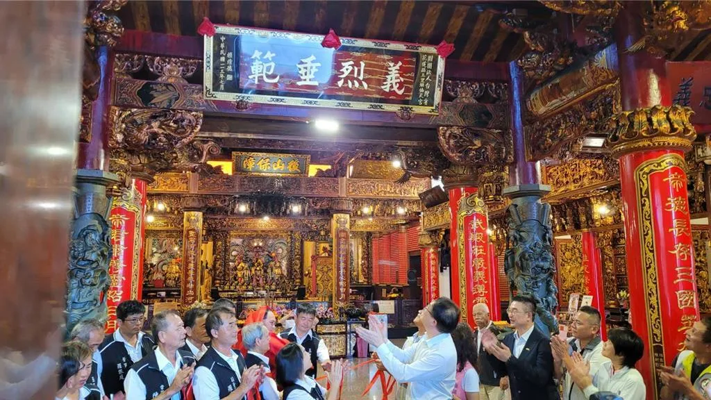 林右昌到玉里鎮協天宮揭匾額「義烈垂範」。(圖片來源:民眾提供/中國時報)