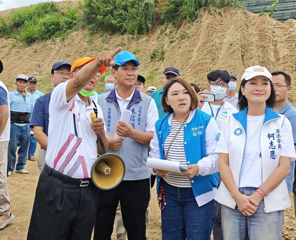 藍委柯志恩日前與議員朱信強、宋立彬、李雅芬、邱于軒等民代一同前往大樹「和山太陽能光電發電設施」案場會勘。（圖／邱于軒臉書）
