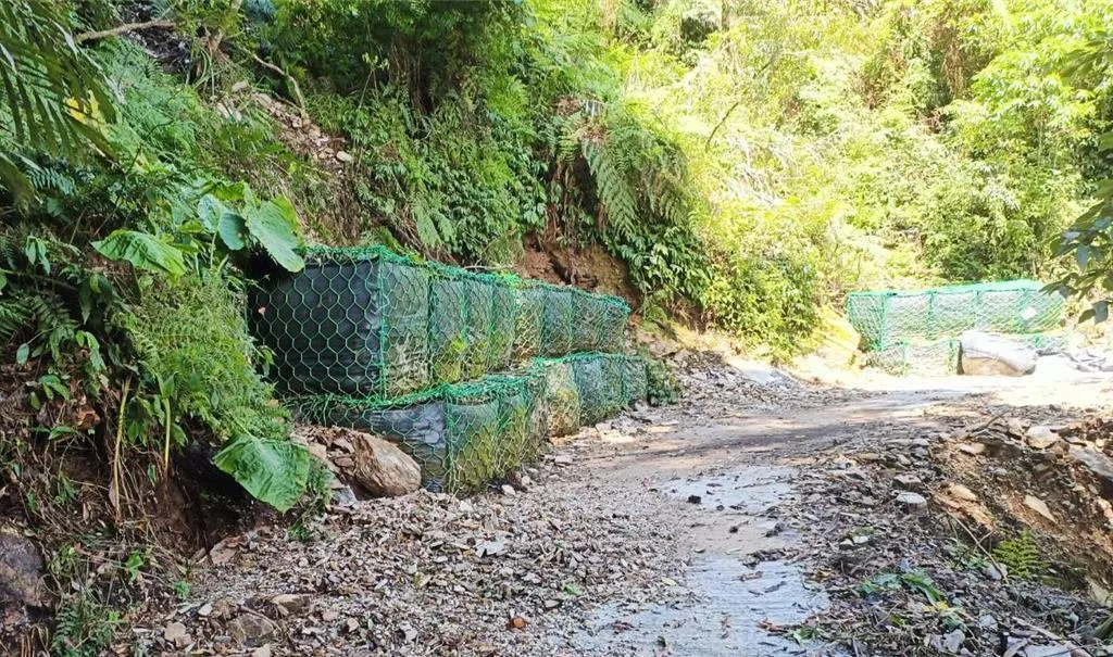 施工人員以蛇籠穩固邊坡,還可提供小型動物棲息。(圖/太魯閣國家公園管理處提供)