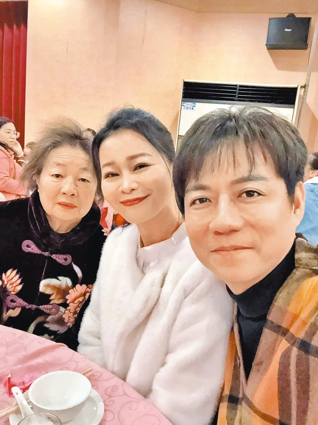 陳隨意（右起）跟老婆謝宜君、陳媽媽的感情很好。（圖／陳隨意 提供）