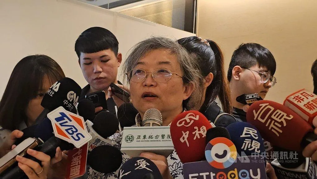 患者女兒麥令琴（前）受訪時表示，這藥等了半年了，若能讓媽媽和家人維持多幾年正常互動，藥費就很值得。（圖／中央社）