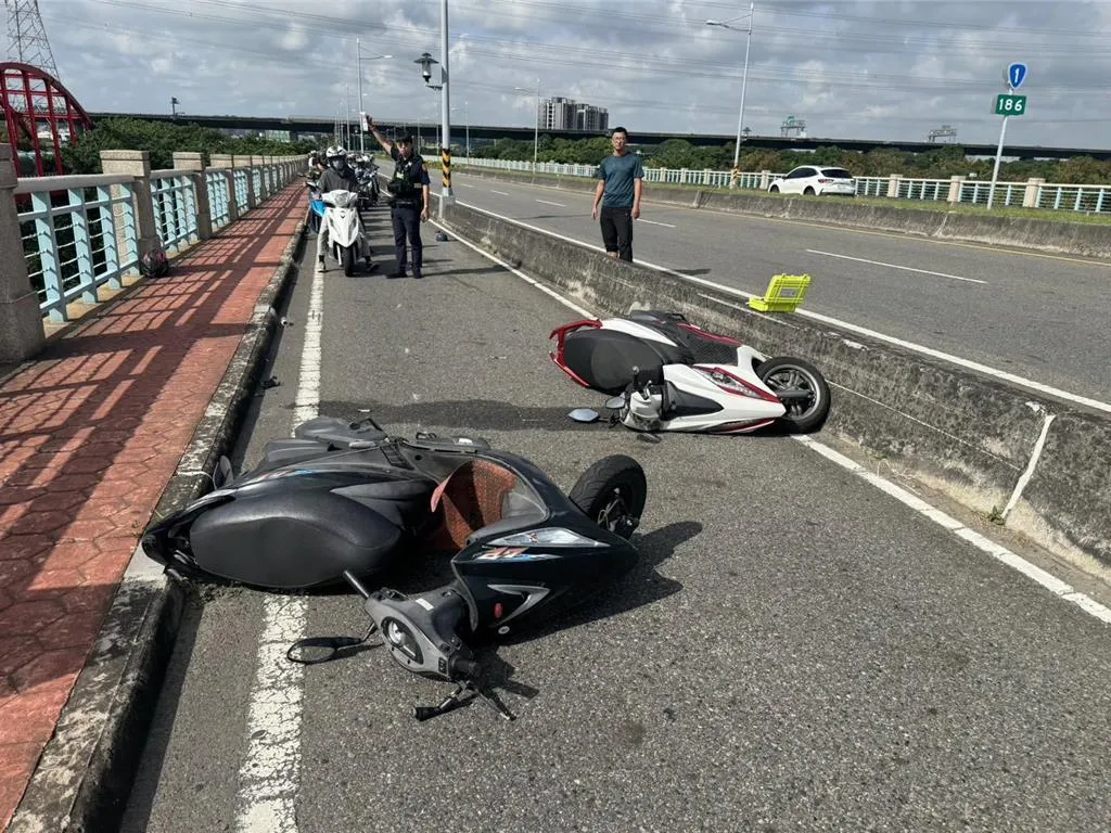彰化市大度橋發生機車騎士自撞噴飛送醫不治。(圖/翻攝畫面)