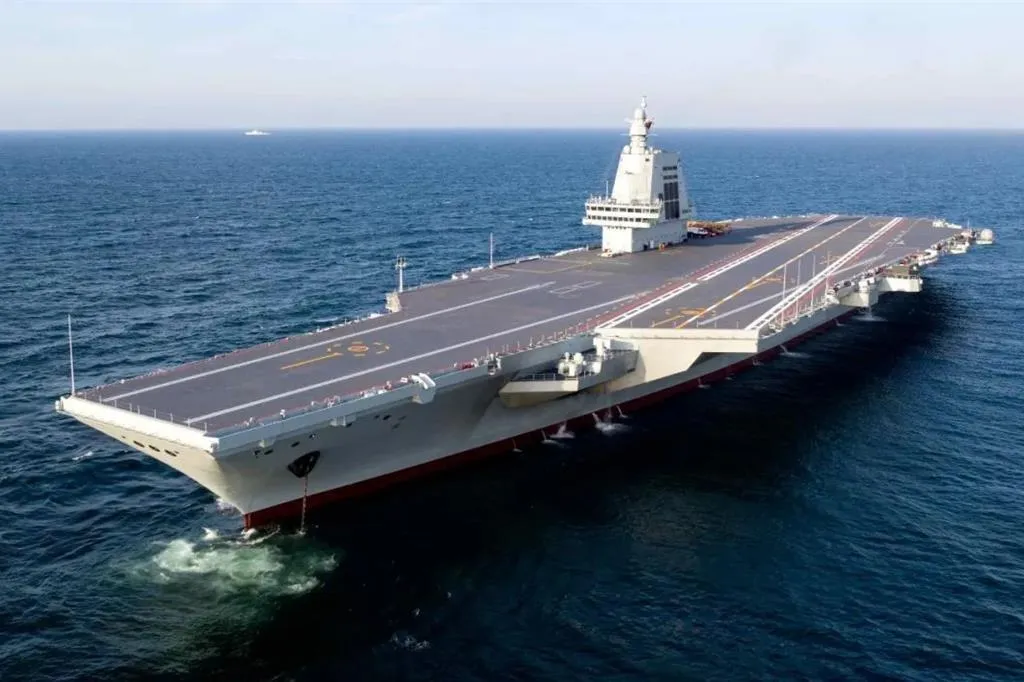 解放軍首艘電磁彈射型航母福建艦服役將近。（資料照／央視）