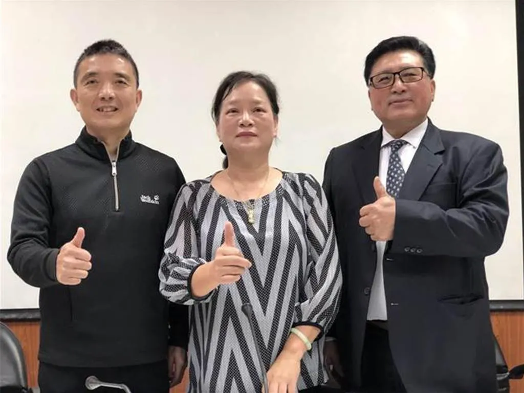 金門縣議員許玉昭(中)涉詐領助理費遭羈押近2月,金門地院26日裁定,許玉昭以新台幣500萬元交保,並完成科技設備監控部分,准予停止羈押。(中時資料照片)
