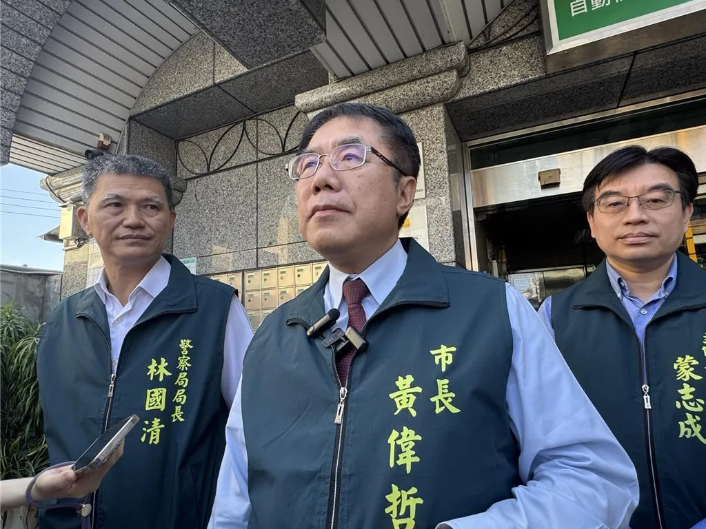 台南市政府研考會主委蒙志成（右）今天已向市長黃偉哲請辭獲准。（本報資料照片）