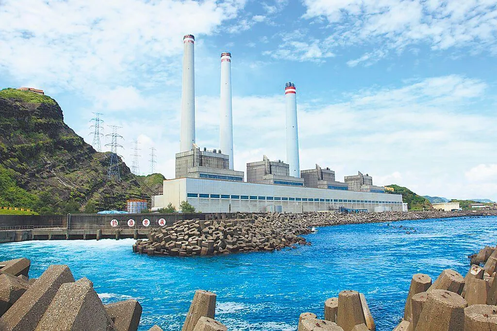 環團不滿環境部突襲式函文同意台電針對第四天然氣接收站動工（基隆協和電廠／台電提供）