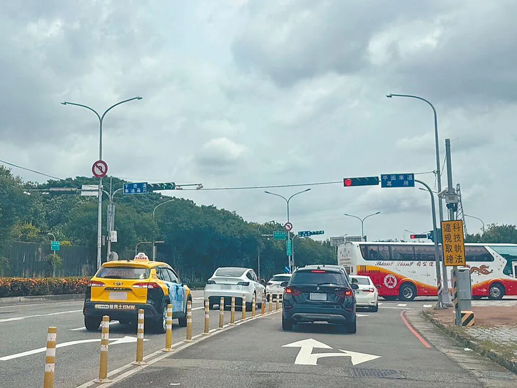 台中市近年積極推動科技執法取締違規,在高鐵台中站附近頗有成效。(示意圖/非當事車輛/中時潘虹恩攝)