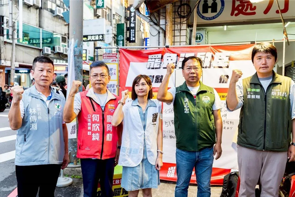 罷免立法院副院長江啟臣的一罷擊臣團體27日晚間設立「前進搶救指揮所」，並表示民進黨立委何欣純、蔡其昌、沈伯洋等人將出席助陣，但受立法院院會影響，最終綠委本尊無人到場，讓場面一度有些尷尬。（中時報系／一罷擊臣提供）