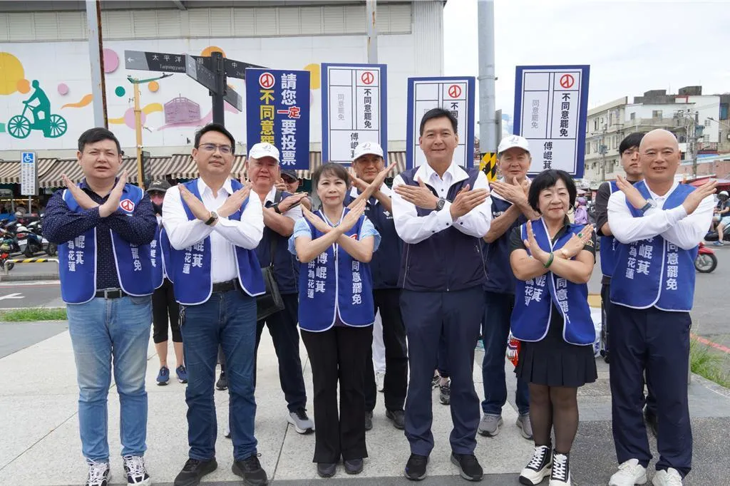 國民黨新北市議員林國春(前排右三)與多位花蓮藍營縣議員,今(29日)上午前往花蓮市重慶市場宣傳反罷免。(圖/中時羅亦晽攝)