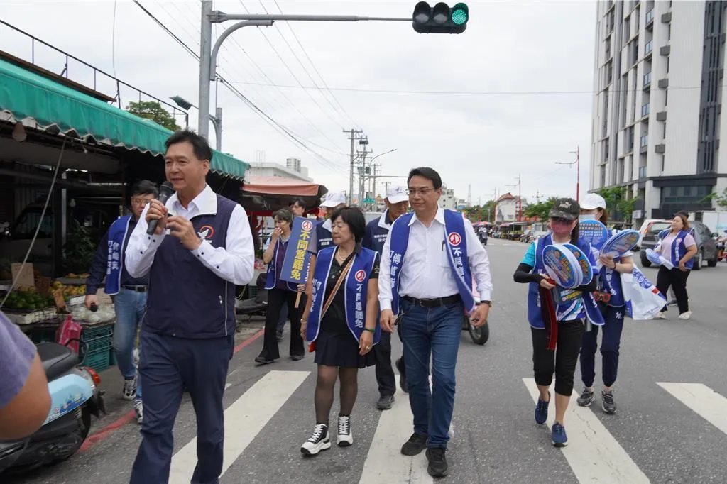 國民黨新北市議員林國春(前排右三)與多位花蓮藍營縣議員,今(29日)上午前往花蓮市重慶市場宣傳反罷免。(圖/中時羅亦晽攝)
