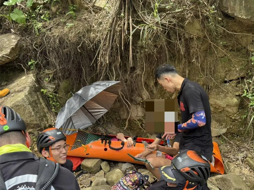 8旬母親和女兒29日攀登新北勢瑞芳區劍龍稜時,母親不慎跌倒受傷求援。(圖/新北市消防局提供)