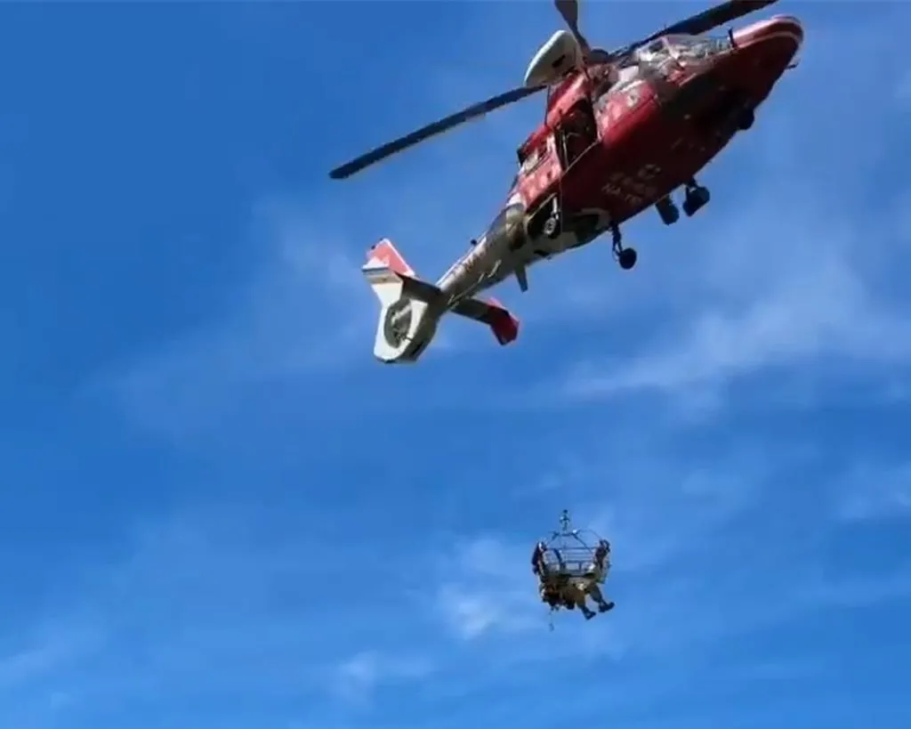 空勤總隊派直升機協助吊掛傷者送醫。(圖/新北市消防局提供)