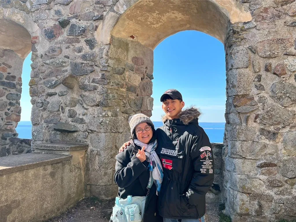 吳念軒(右)帶母親海外旅行。(圖/吳念軒提供)