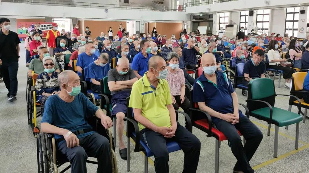 衛福部東區老人之家百餘位住民出席老朋友同學會活動。圖/ 旺旺友聯產物保險（股）公司提供