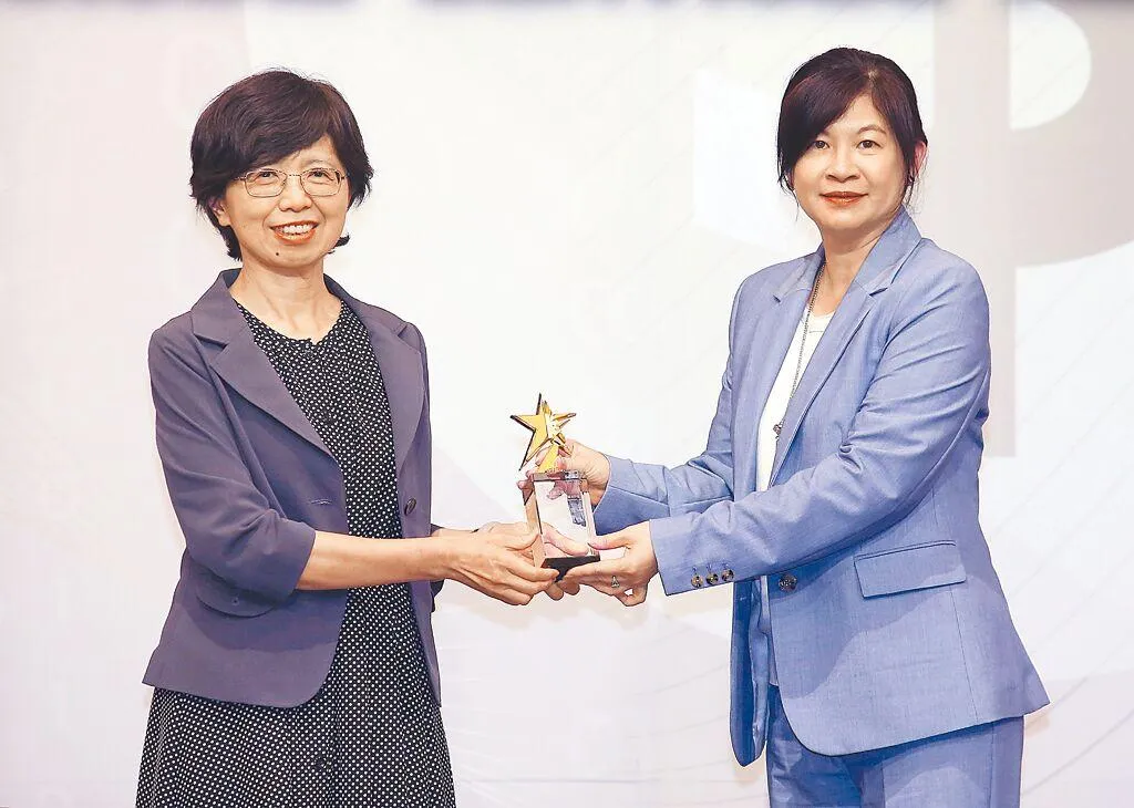 2025旺旺中時金融服務評鑑大賞頒獎典禮18日登場，金管會副主委莊琇媛（左）將金質治理獎頒贈給旺旺友聯產險副總經理蔡宛樺（右）。（圖/旺旺友聯提供）