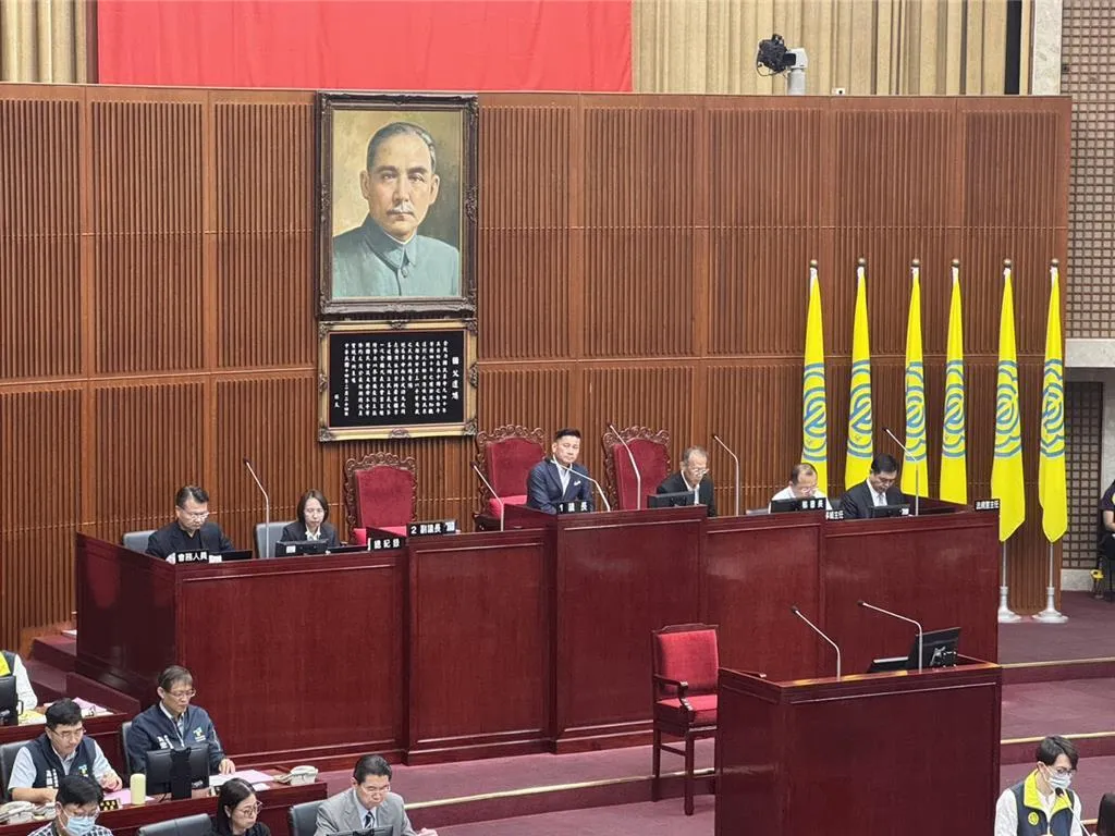 民進黨台北市議員趙怡翔近日傳出將離職並至國安會任職，30日議會會議結束後，議長戴錫欽幽默詢問趙怡翔有沒有要發表感言，趙僅笑著喊「大罷免大成功」。（報系資料照）