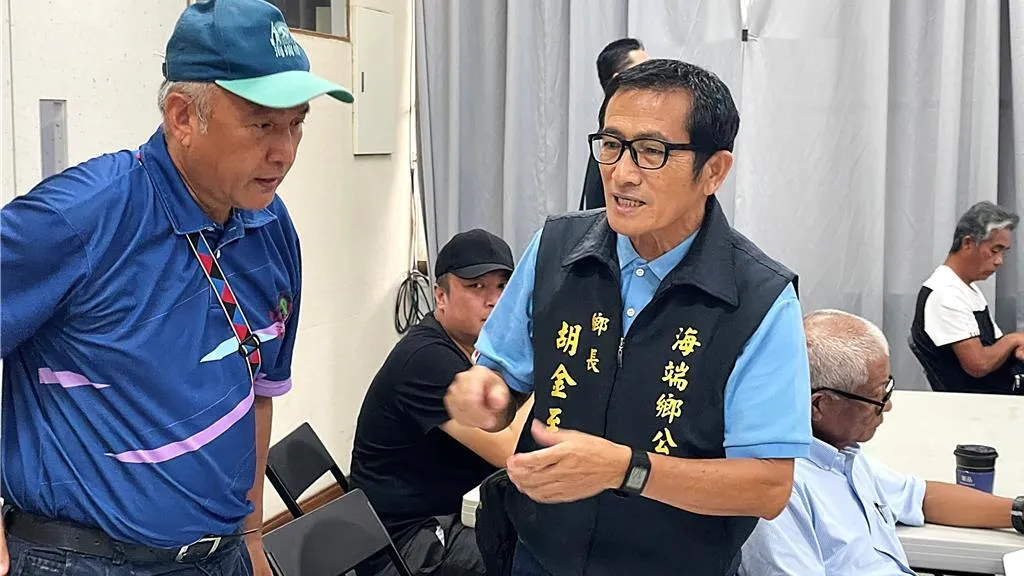 台東縣海端鄉長胡金至（右）與罷免團體達成和解。（報系資料照）