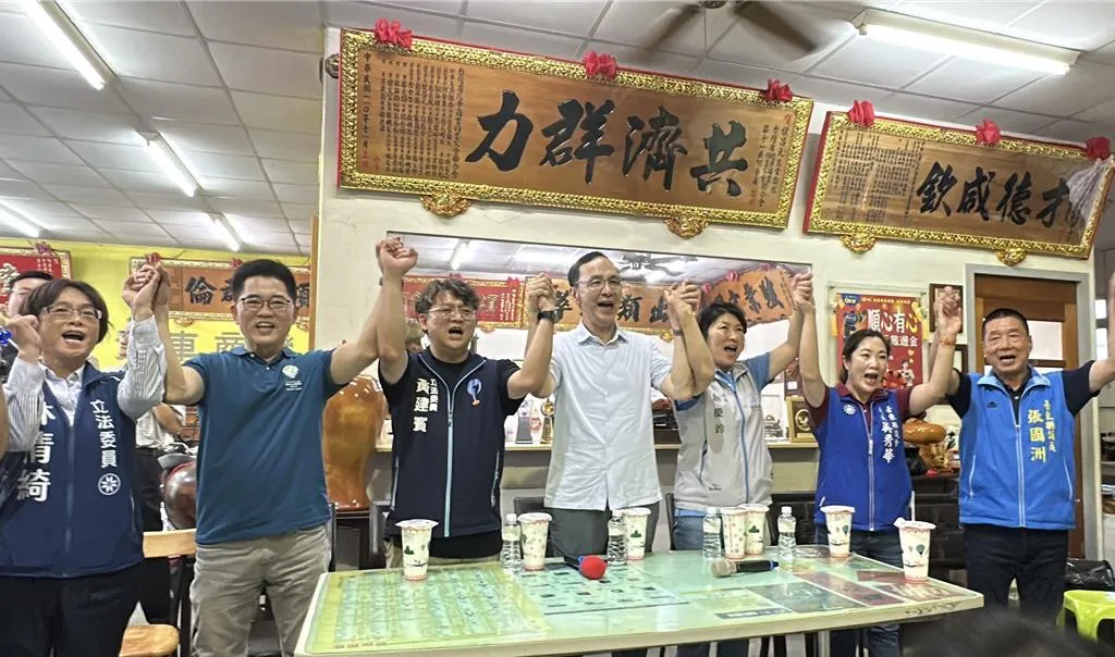 國民黨主席朱立倫赴台東陪立委黃建賓掃街，並向民眾懇託。（報系資料照）