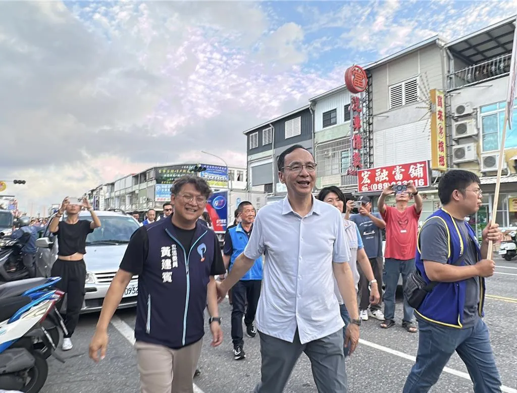 國民黨主席朱立倫赴台東陪立委黃建賓掃街。（報系資料照）