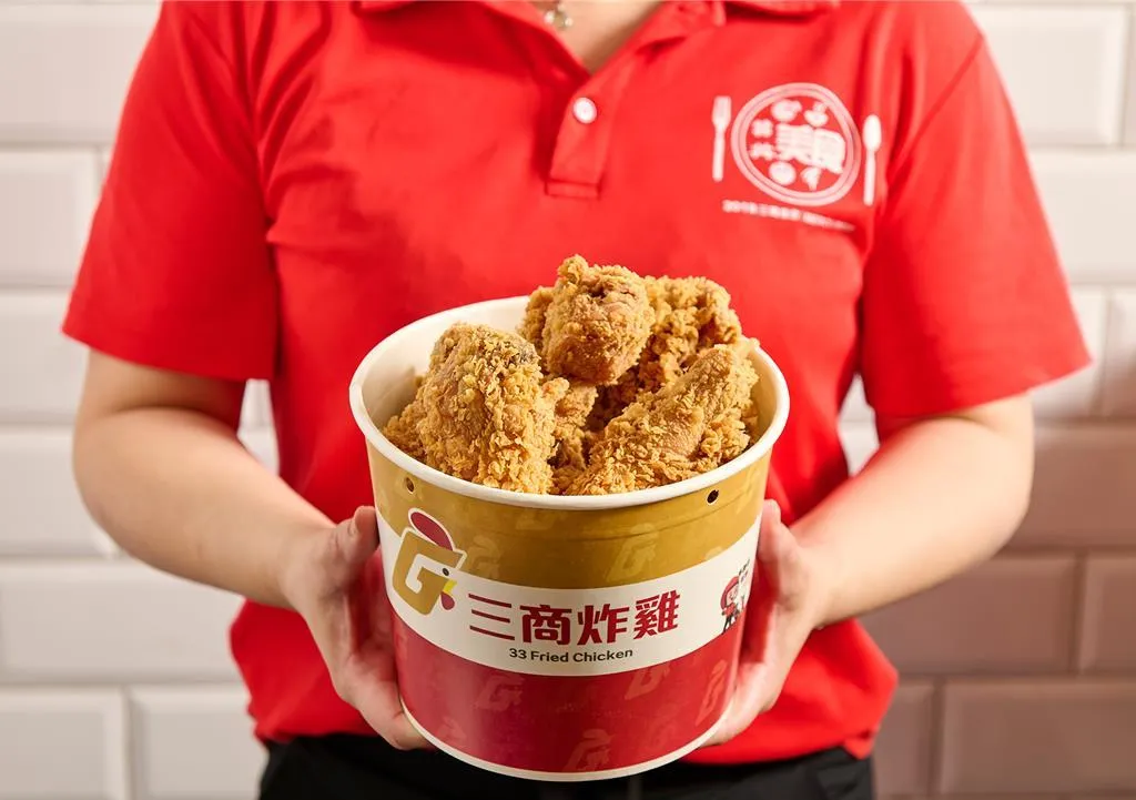 三商炸雞慶祝7歲，7月3日至7月16日外帶「5隻雞腿桶」就送「6塊腿排桶」。（圖／三商炸雞提供）