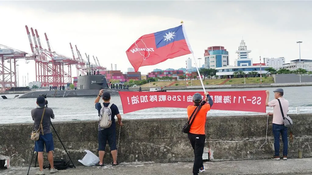 海鯤進行浮航海測作業，許多軍事迷在岸邊拍攝，還熱情拉起布條、揮舞國旗高喊加油聲援。（報系資料照）