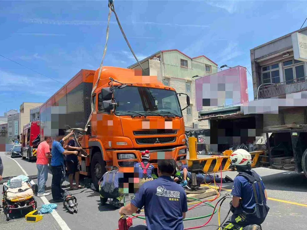 嘉義縣義竹鄉172線道今（3）日上午發生一起死亡車禍，一名94歲翁姓老婦牽著腳踏車穿越車道時，遭大貨車輾過，送醫後不治。（圖/警方提供）