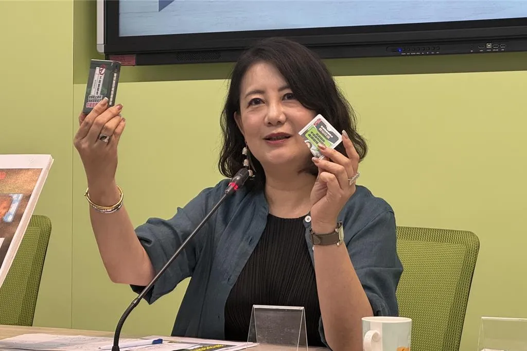 國民黨團3日推出一組「不同意罷免」撲克牌,裡面包含民進黨所有政治人物說過的「幹話」,民進黨立院黨團幹事長吳思瑤於黨團記者會上將牌撕成兩半。(報系資料照)