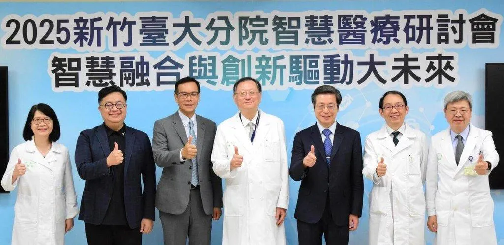 肺癌權威、新竹台大分院院長余忠仁（中）學經歷完整，4日證實將接掌台大醫院總院長。（圖／台大院方提供）