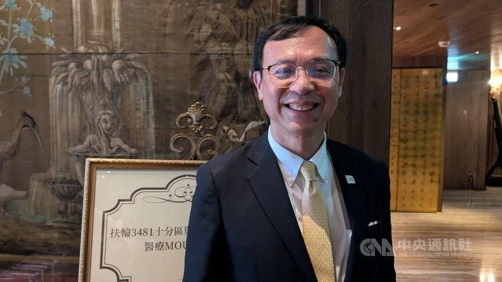 衛福部健保署長石崇良4日說明健保署近日開出2職缺，指定由公衛師採專技人員轉任的方式聘用，此為公務機關首次以正式公務人員資格聘僱公衛師。（圖／中央社）