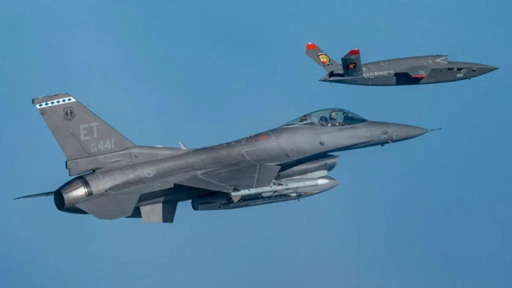 美國空軍F-16戰機與XQ-58A「女武神」（Valkyrie）無人機試飛的資料照。（五角大廈國防視覺資訊發布服務單位／DVIDS）